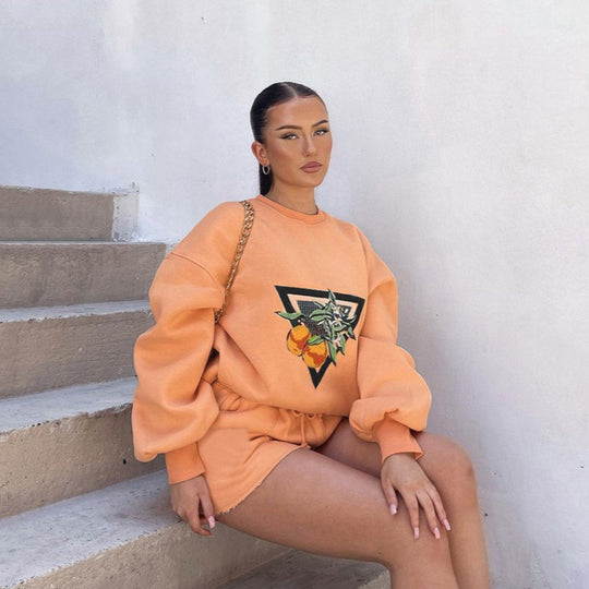 Damen nan Casual-Set aus Sweatshirt mit illustrativer Orangen-Stickerei und taillierten High-Waist-Shorts EB