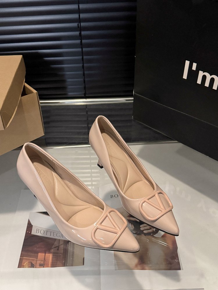 Damen elegante spitze Pumps mit modischem Logo-Detail EB