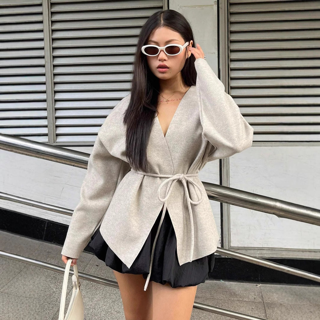 Damen eleganter Wickelmantel mit tailliertem Schnitt und modischen Details EB