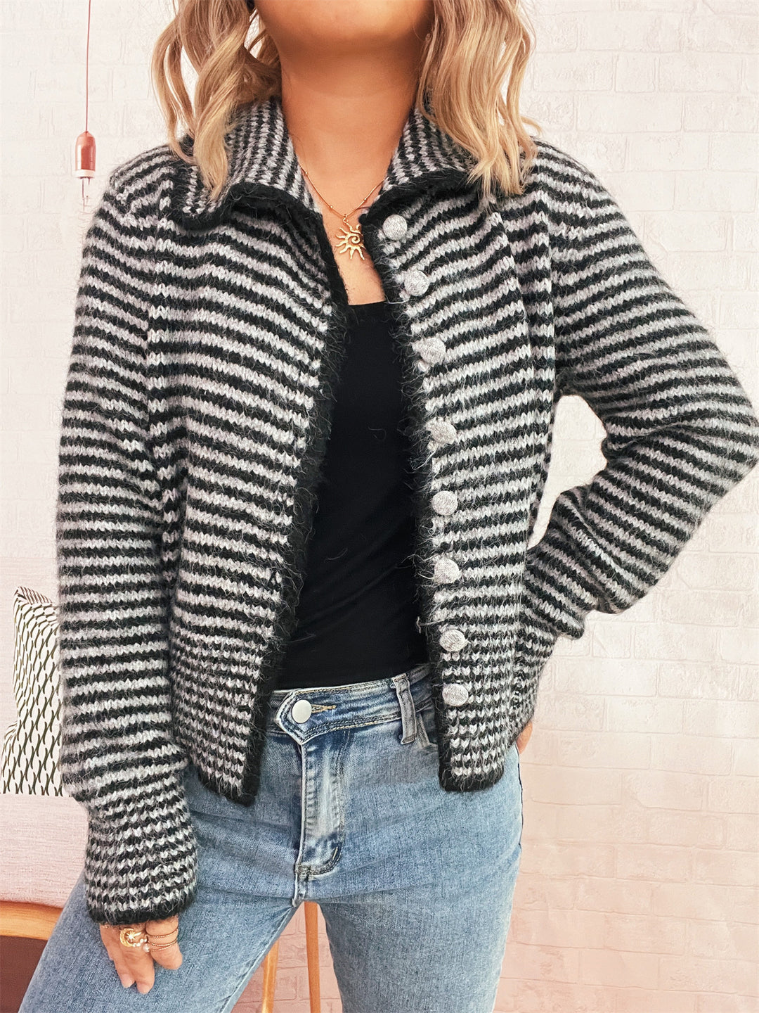 Damen gestrickte Kurzjacke mit modischem Streifenmuster und fluffigen Knöpfen EB