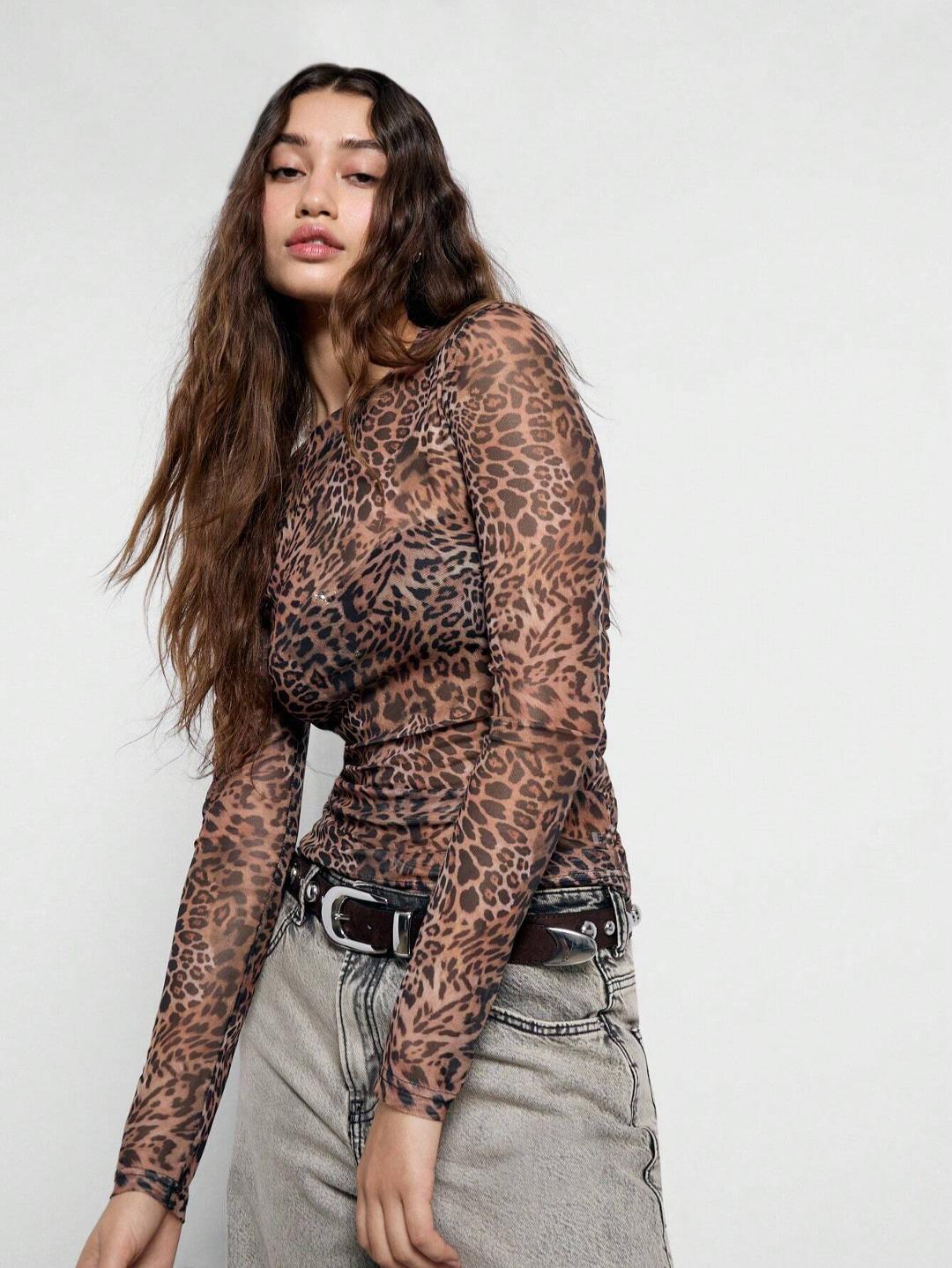 Damen nan figurnahes Netz-Longsleeve mit Leopardenmuster und seitlicher Raffung EB