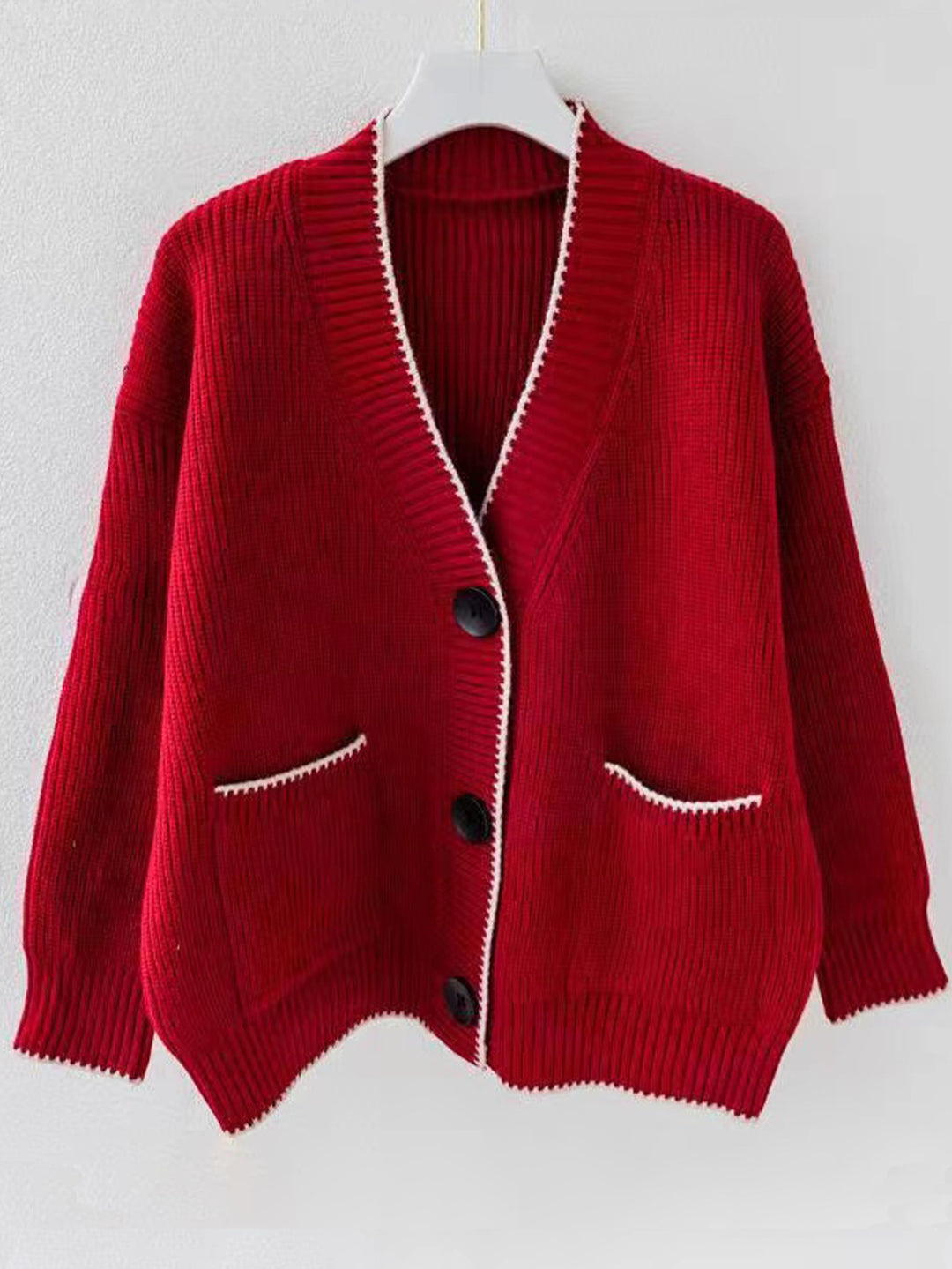Damen Strickjacke mit modernen Taschen und kontrastierenden Details EB