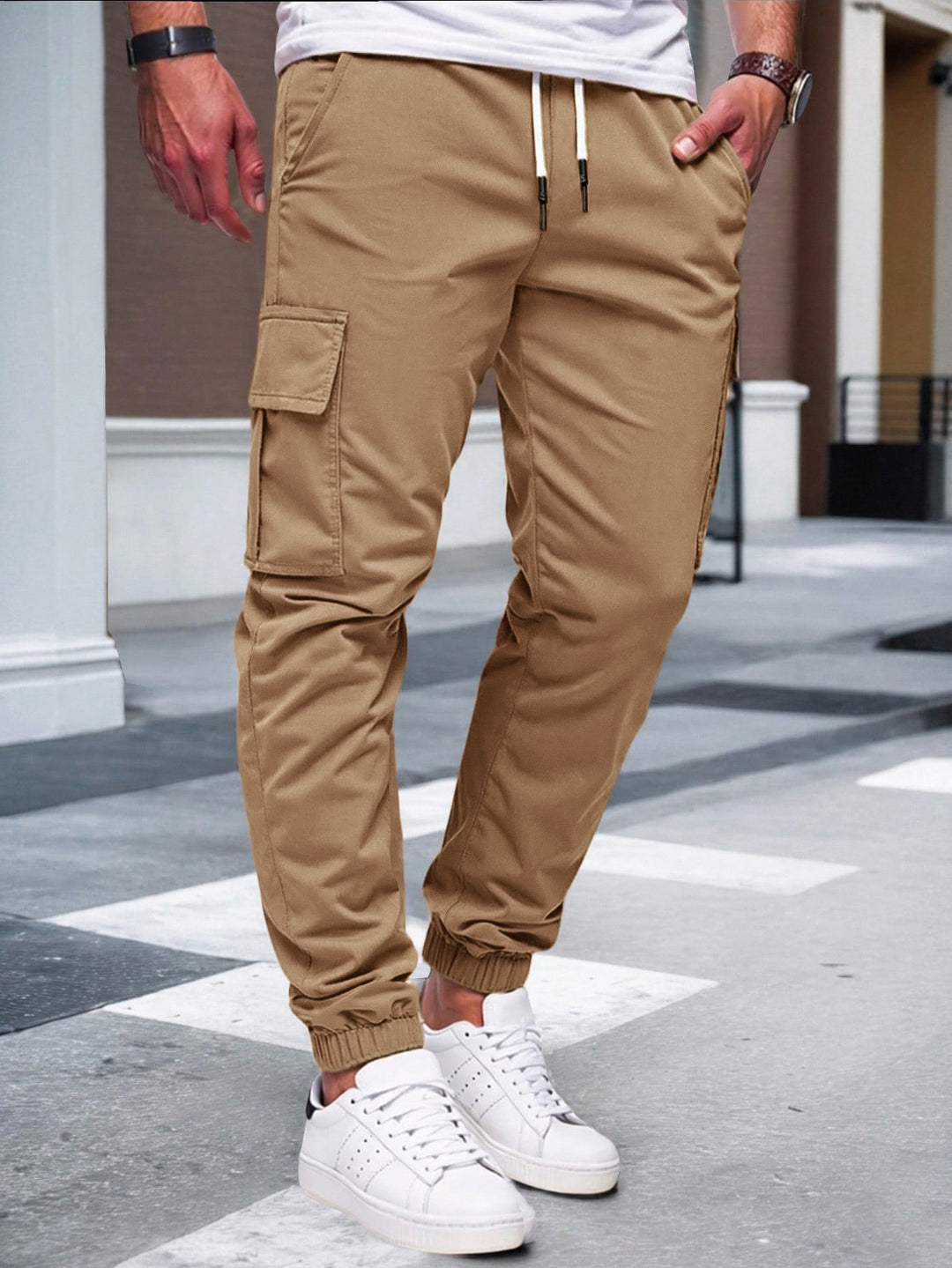 Herren nan tapered Freizeit-Cargohose mit aufgesetzten Klapptaschen, Tunnelzugbund und elastischen Beinabschlüssen EB