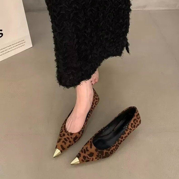 Damen elegante spitze Pumps mit goldener Zehenkappe EB