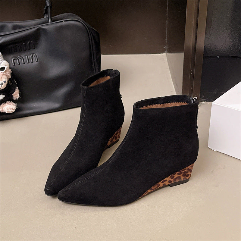 Damen Ankle Boots mit eleganter spitz zulaufender Form und tierischem Akzent EB