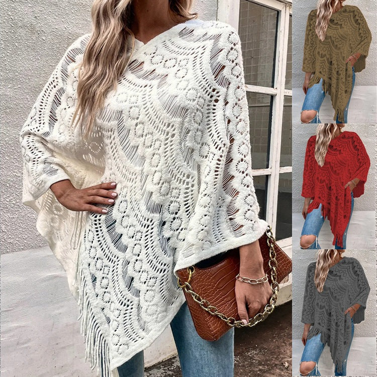 Damen Strickponcho mit auffälligem Häkelmuster und modischen Fransen EB