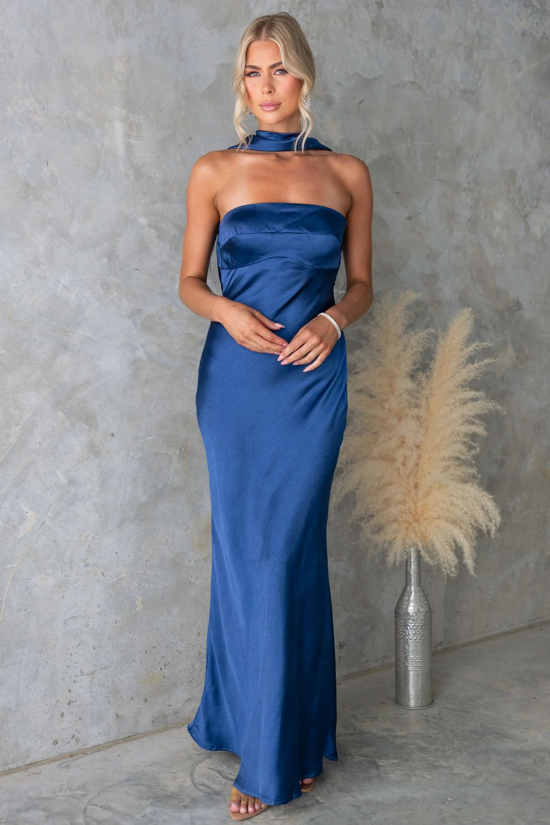 Damen Elegantes Abendkleid mit schulterfreiem Design und schimmerndem Satin EB