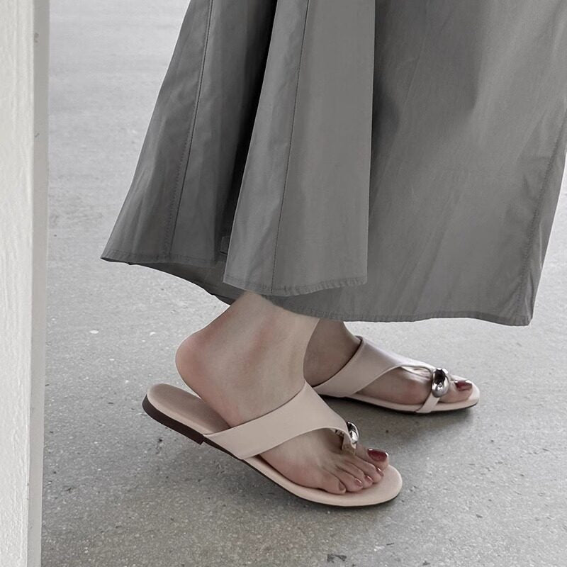 Damen Zehentrenner mit modischem Riemendesign und eleganter Metallverzierung EB