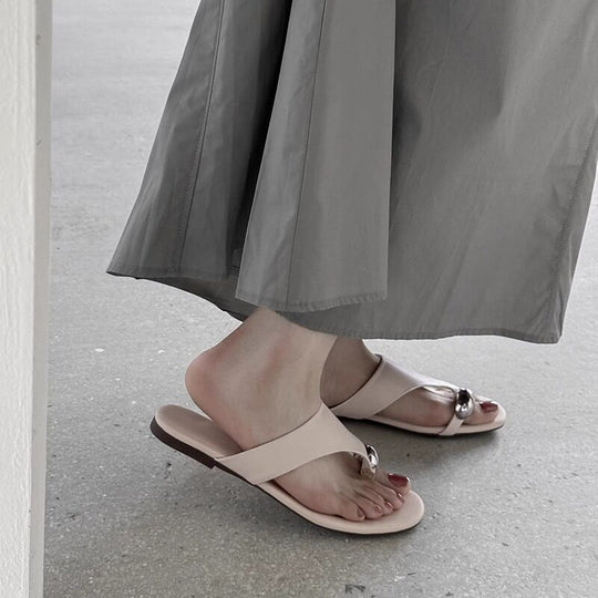 Damen Zehentrenner mit modischem Riemendesign und eleganter Metallverzierung EB