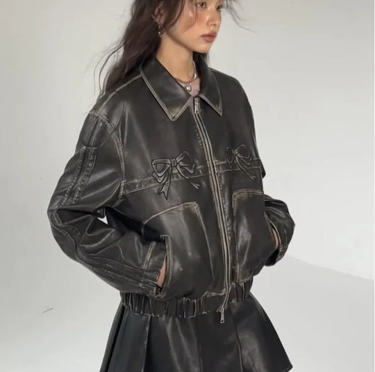 Damen Modische Kunstlederjacke mit dekorativen Schleifen und sportlichen Streifen EB