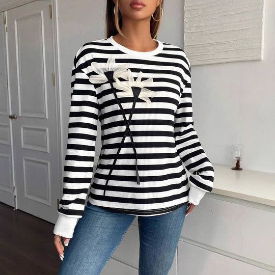 Damen nan gestreiftes Ripp-Langarmshirt mit dreidimensionaler Blumenapplikation und Rundhals EB