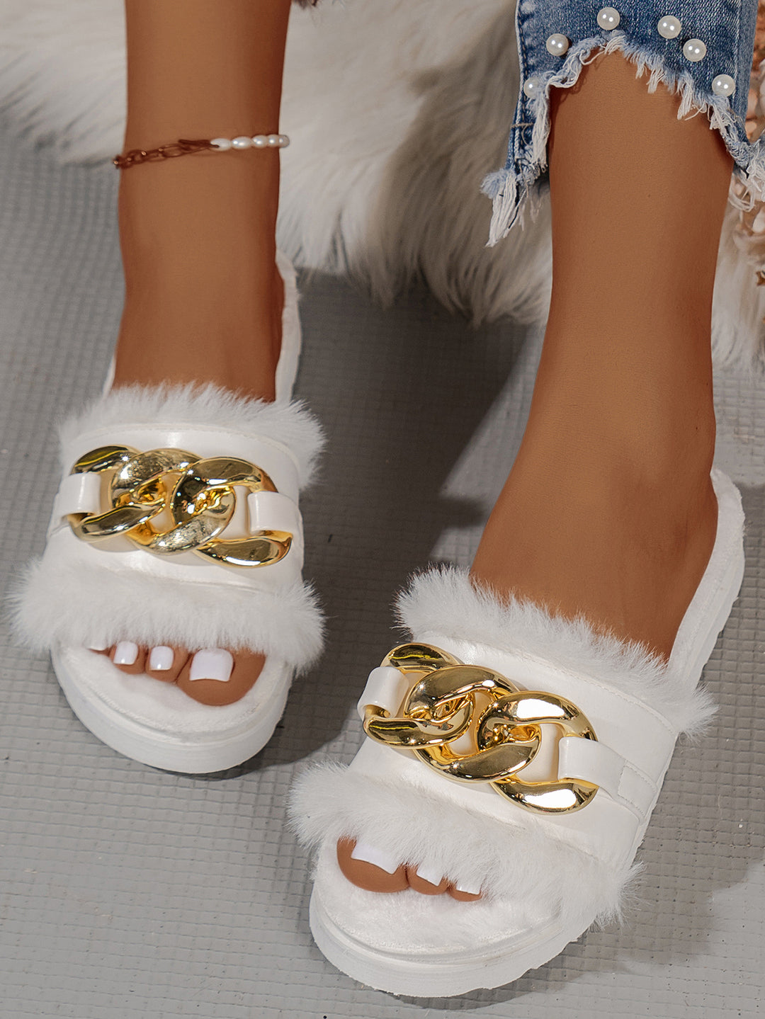 Damen Slide-Sandalen mit modischem Pelzbesatz und auffälliger Kettenapplikation EB