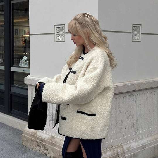 Damen Kunstfelljacke mit modernem Schnitt und praktischen Knopfdetails EB