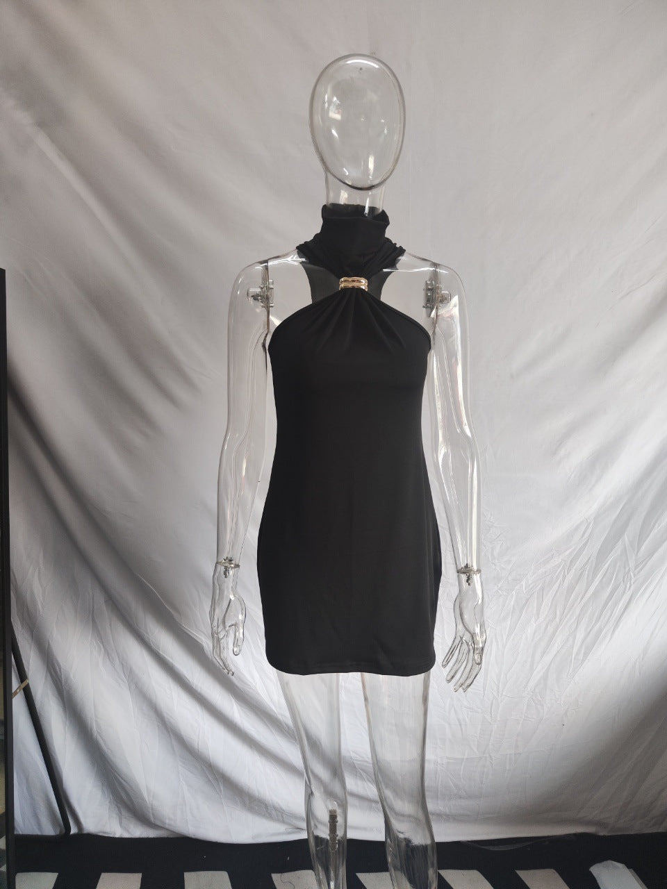 Damen elegantes Minikleid mit hohem Kragen und Details aus satinierter Textur EB