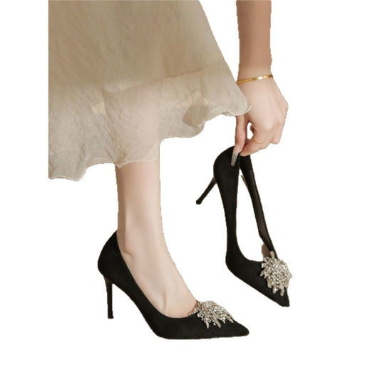 Damen elegante Pumps mit funkelnder Brosche EB