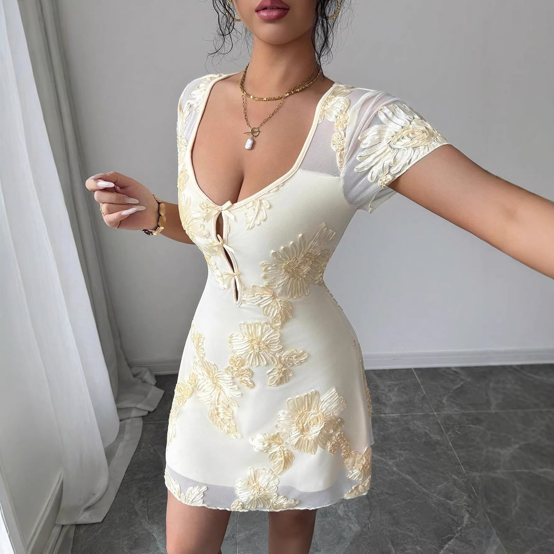 Damen nan figurbetontes Tüll-Minikleid mit dreidimensionaler Blütenstickerei, vorderem Schlitz und kurzen transparenten Ärmeln EB