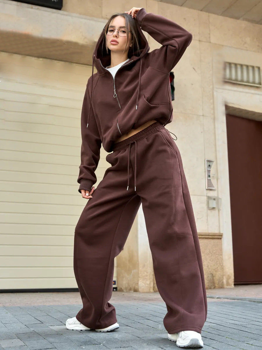 Damen Oversize-Zip-Hoodie mit Kängurutasche und hochgeschnittener Sweathose mit weiter Beinführung Set Eichborn Berlin
