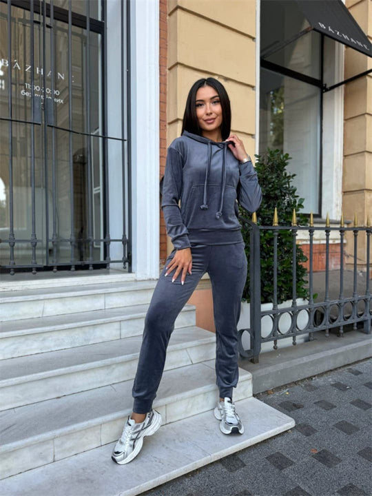 Damen weiches Velours-Lounge-Set mit Kapuzenpullover und tapered Jogginghose Eichborn Berlin