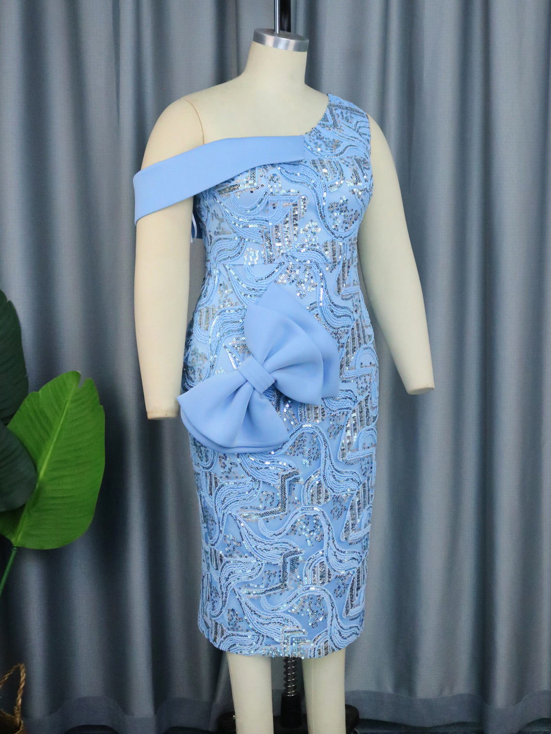 Damen Abendkleid mit asymmetrischem Schnitt und funkelnden Applikationen EB