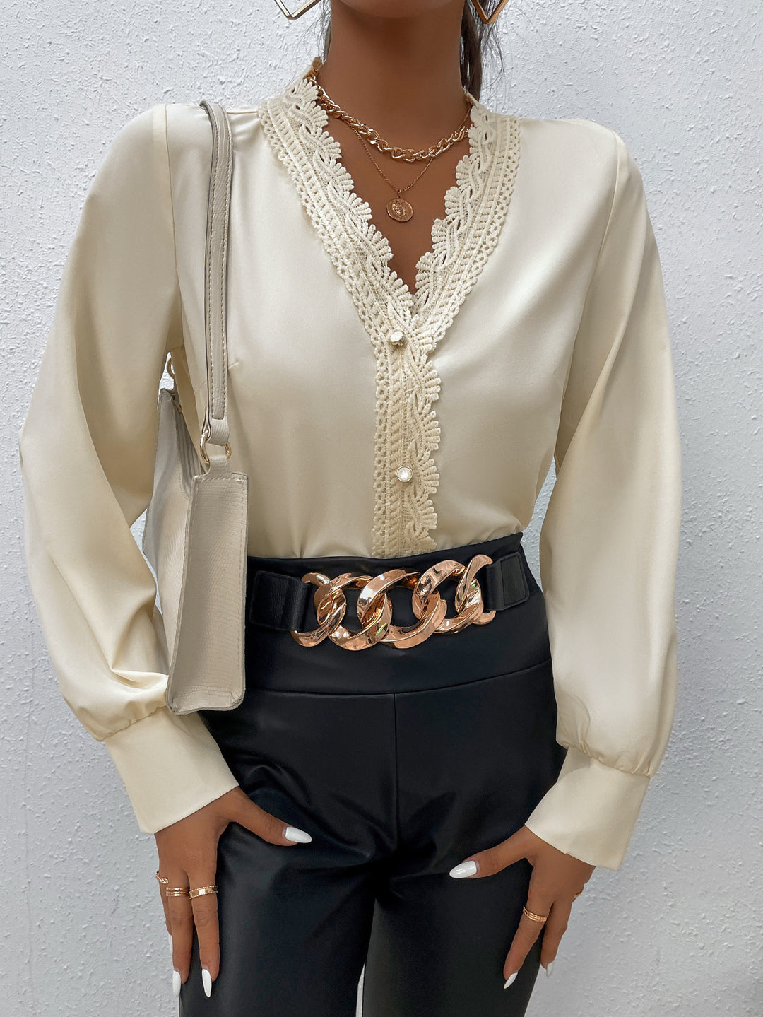 Damen Elegante Bluse mit Spitzenbesatz und Knopfdetails EB