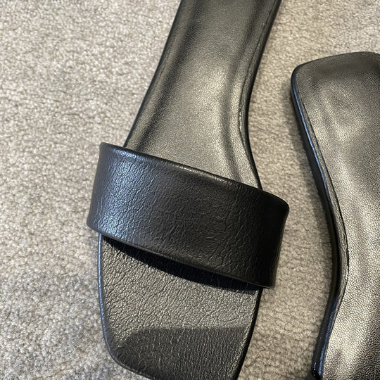 Damen Offene Mules mit breitem Riemen und elegantem Design EB