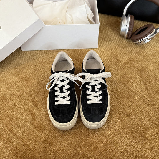 Damen Sportliche Sneakers aus hochwertigem Wildleder mit stylischen Schnürdetails EB