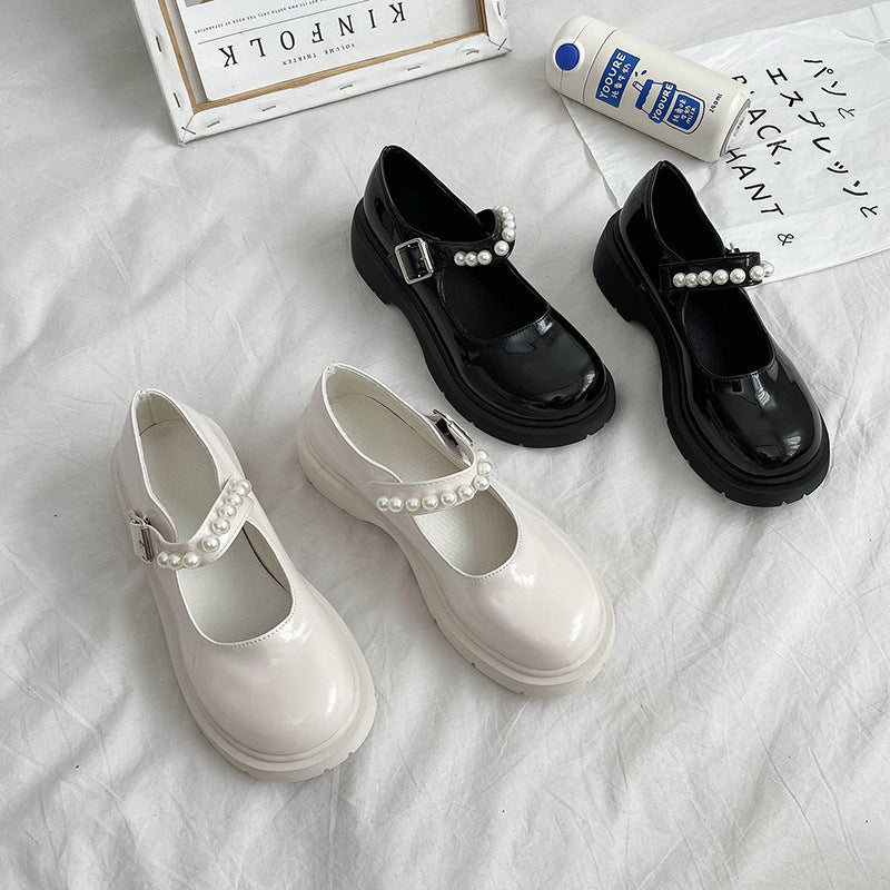 Damen Mary Jane Schuhe mit glänzendem Obermaterial und Perlenschmuck EB