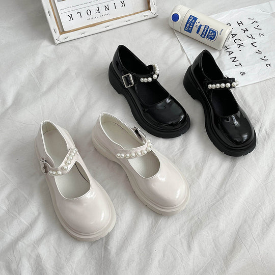 Damen Mary Jane Schuhe mit glänzendem Obermaterial und Perlenschmuck EB