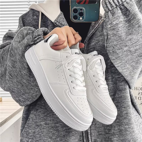 Unisex minimalistische Low-Top Court-Sneaker mit perforiertem Obermaterial, gepolstertem Fersenkragen und stoßdämpfender Laufsohle EB