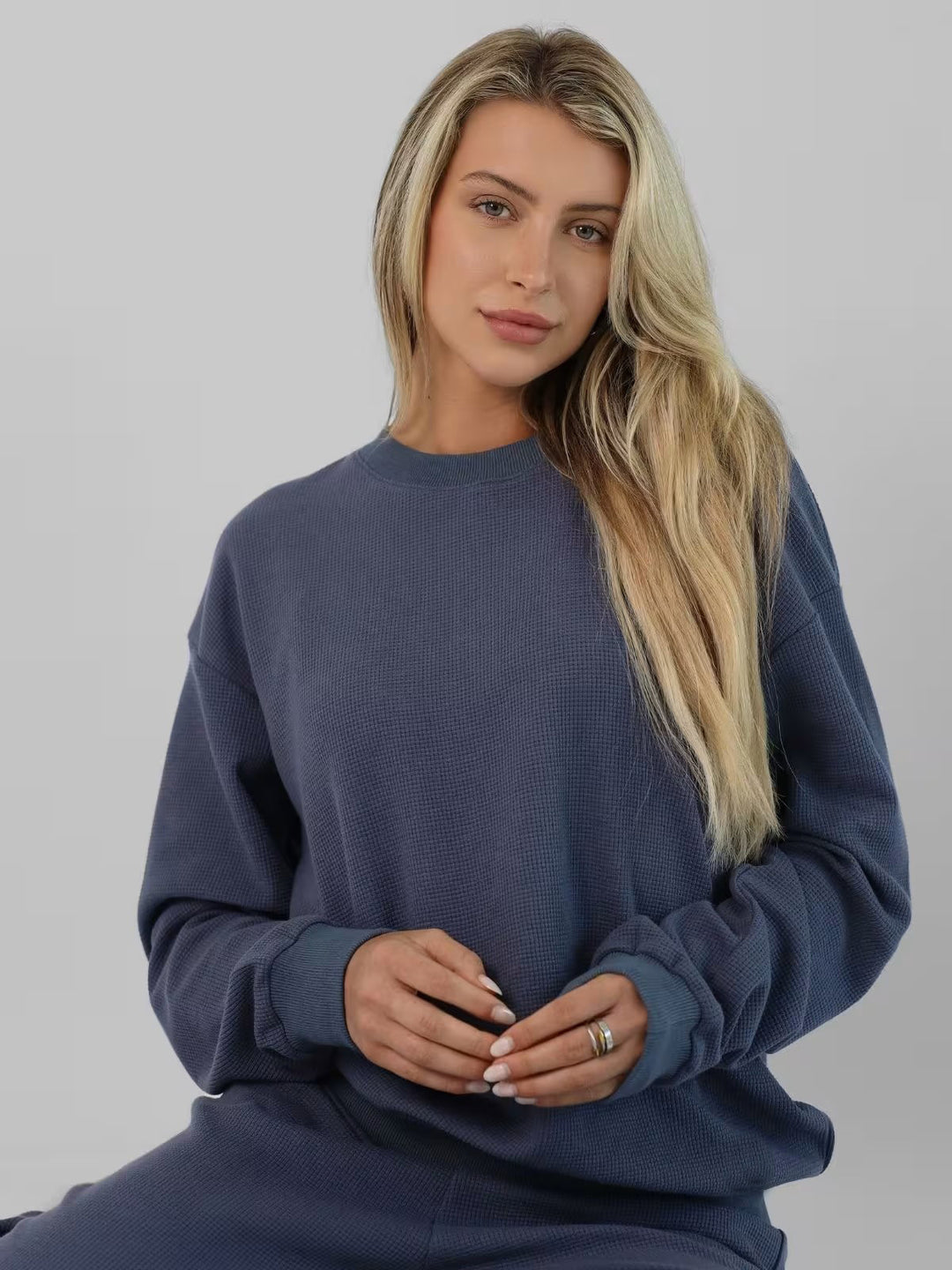 Damen geräumiges Waffelstrick-Loungewear-Set mit Rundhalsausschnitt und Tunnelzughose Eichborn Berlin