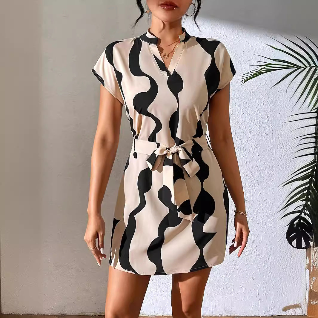 Damen kurzes, modisches Kleid mit geformtem Schnitt EB