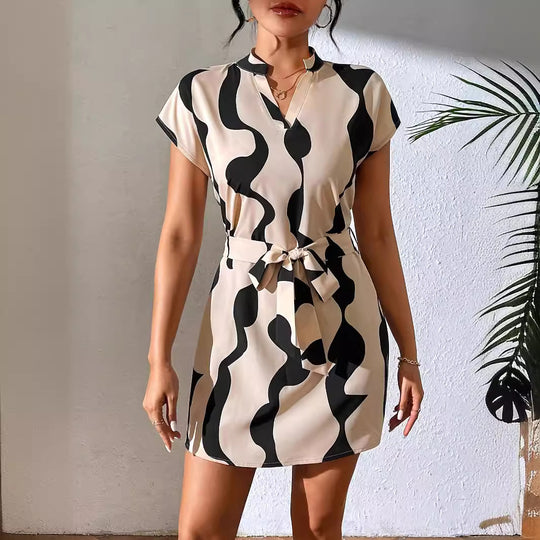 Damen kurzes, modisches Kleid mit geformtem Schnitt EB