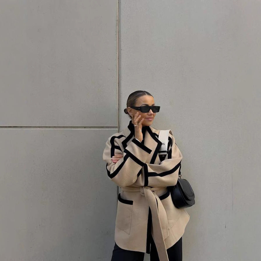 Damen modische Oversized-Mantel mit Gürtel und grafischen Kontrasten EB