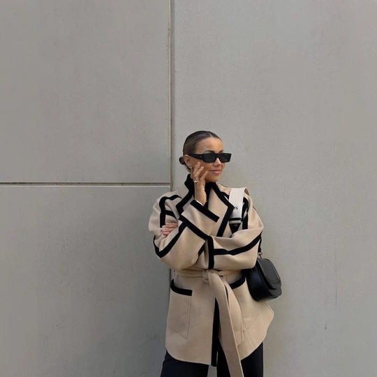 Damen modische Oversized-Mantel mit Gürtel und grafischen Kontrasten EB