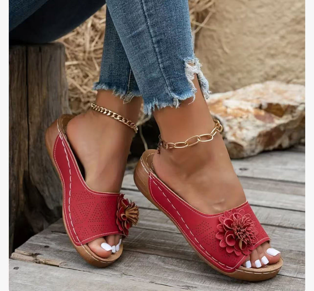 Damen Pantolette mit modischer Perforation und eleganter Blumenapplikation EB
