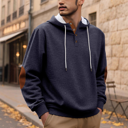 Herren nan Kapuzenpullover im puristischen Freizeitstil mit Henley-Knopfleiste, kontrastierter Kapuzeninnenseite und Ellenbogenaufnähern EB