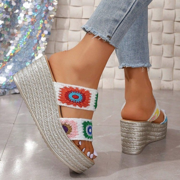 Damen Hochwertige Plateau-Sandalen mit buntem Stickdesign und komfortablem Fußbett EB