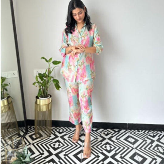 Damen luxuriöses Pyjama-Set mit floralem Design und knöpfbarem Oberteil EB