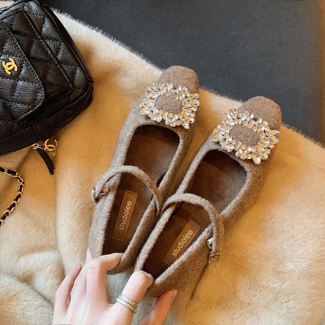 Damen Ballerina-Schuhe mit funkelnden Strassdetails und nostalgischem Riemenverschluss EB