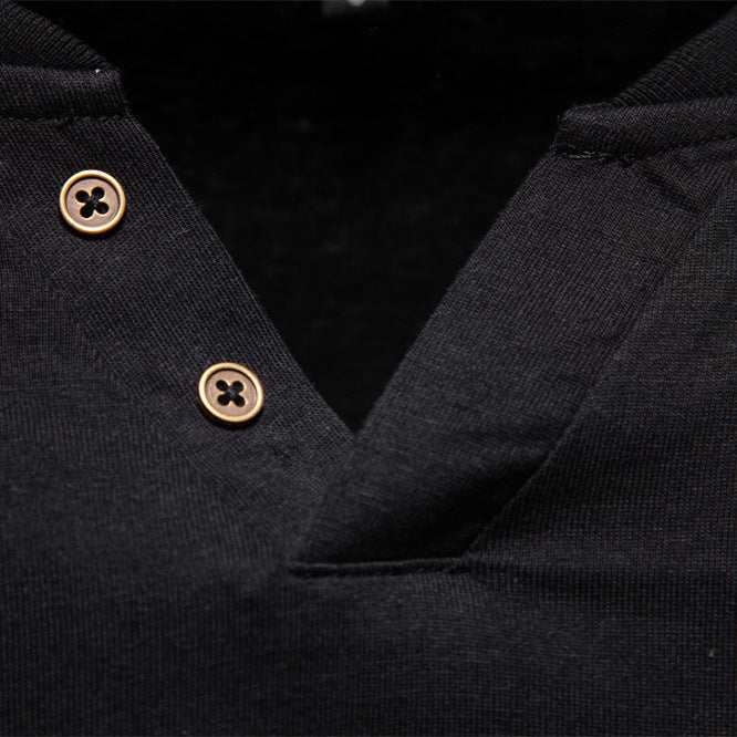 Herren nan tailliertes Langarmshirt im Henley-Stil mit kurzem V-Ausschnitt, Zierknöpfen und Brustleistentasche EB