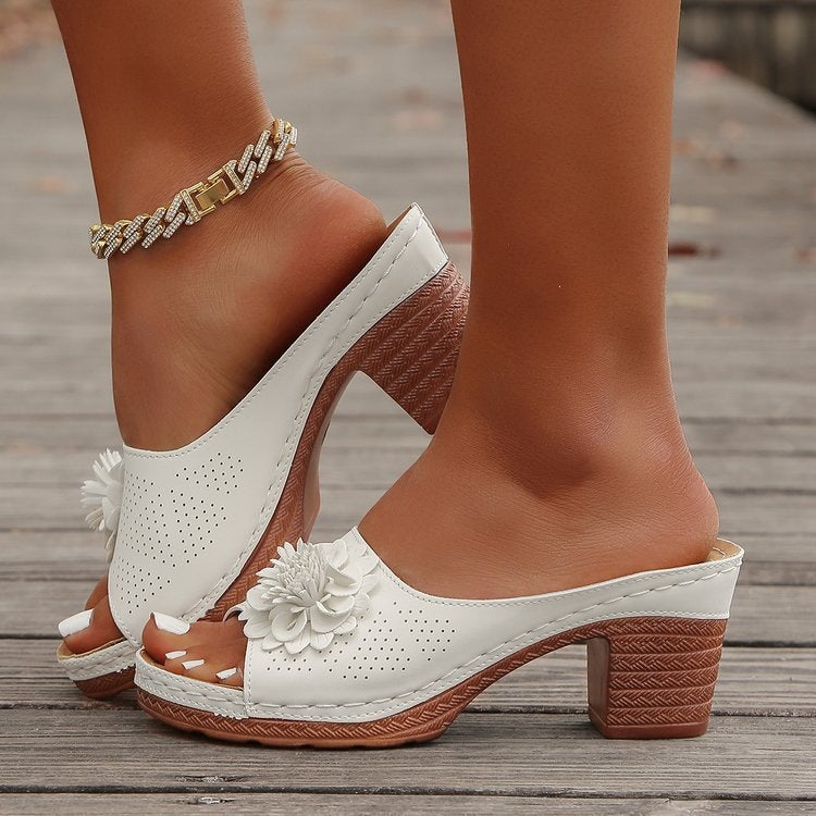 Damen Lederoptik-Peeptoe Mules mit Blütenapplikation und mittlerem Blockabsatz EB