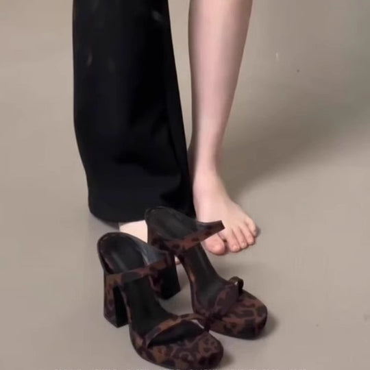 Damen moderne High Heel Sandalen mit angesagtem Blockabsatz EB