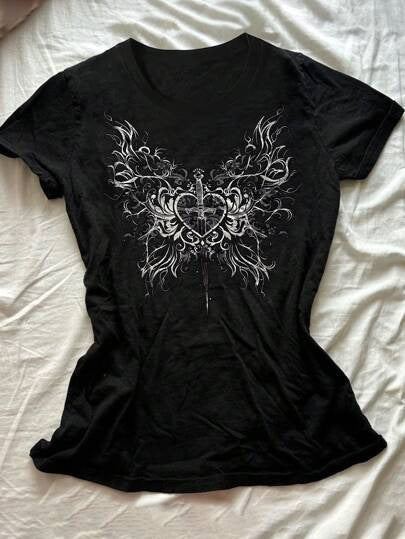 Damen T-Shirt mit künstlerischem Schmetterlingsdesign und herzförmigem Akzent EB