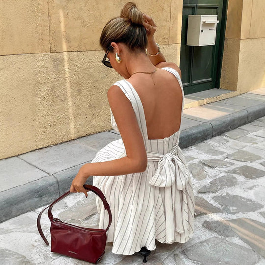 Damen Freizeitkleid mit tiefem Rundhalsausschnitt und raffinierten Taillendetails EB