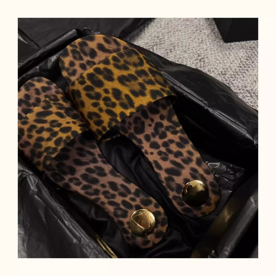 Damen Sandalen im luxuriösen Leopardenmuster mit breitem Riemen und eleganter Schnallenakzent EB