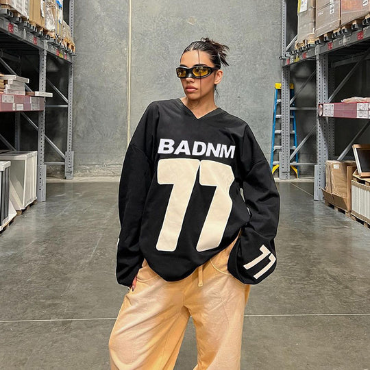 Damen Oversize Sport-Sweatshirt mit V-Ausschnitt und Statement-Print EB