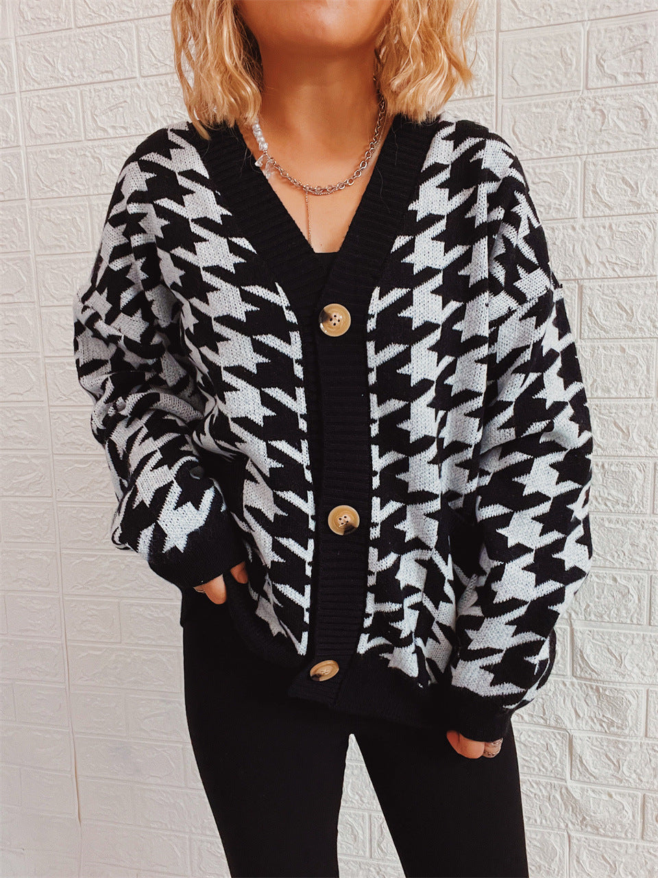 Damen gemütlicher Strickcardigan mit modernen Hahnentrittmuster und Knopfdetails EB