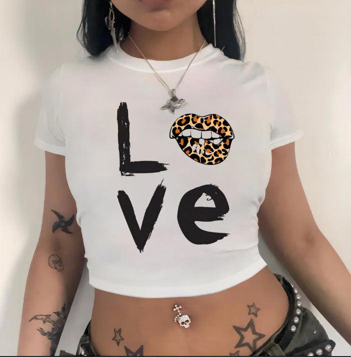 Damen Crop-T-Shirt mit animalistischem Lippenmotiv und auffälligem Schriftzug EB