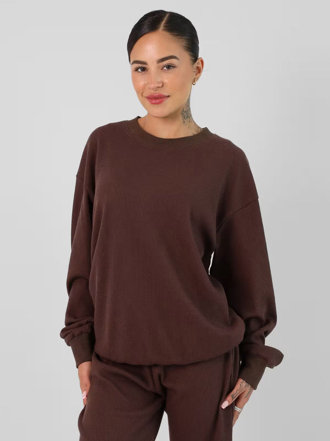 Damen geräumiges Waffelstrick-Loungewear-Set mit Rundhalsausschnitt und Tunnelzughose Eichborn Berlin