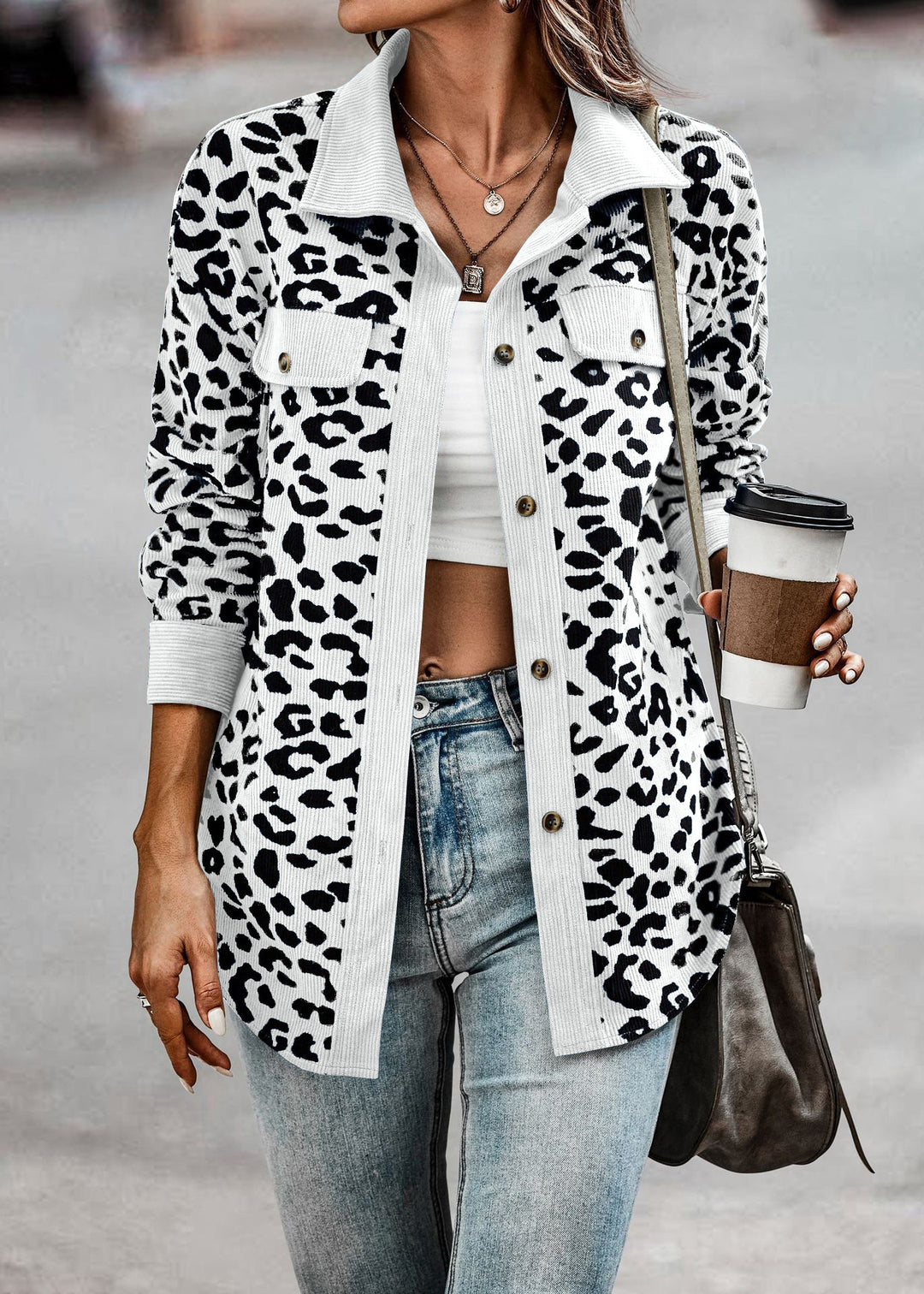 Damen Jacke im Leopardenmuster mit strukturiertem Stoff und praktischen Taschen EB
